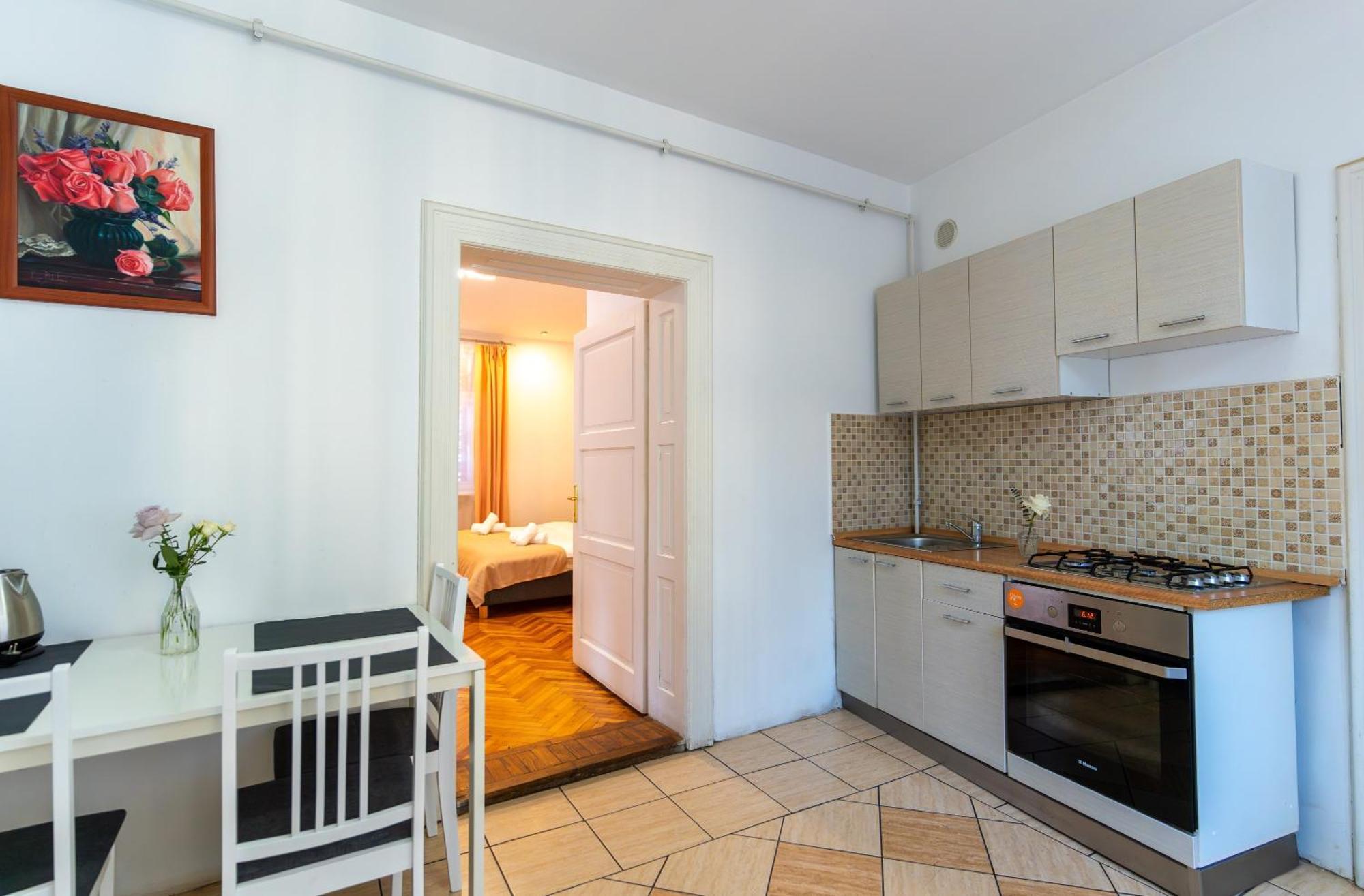 The Muse - Kronstadt Central Suites דירה בראשוב