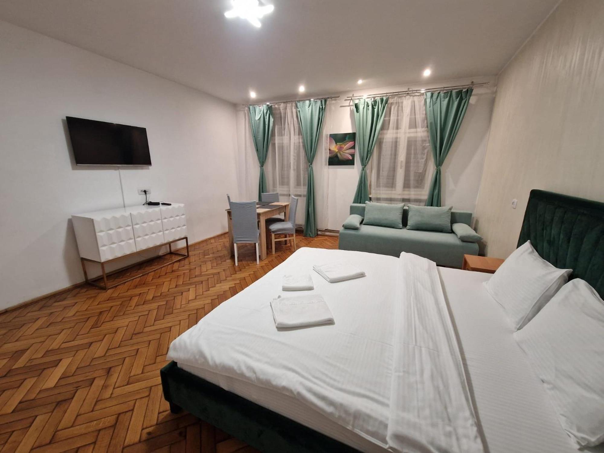 The Muse - Kronstadt Central Suites דירה בראשוב